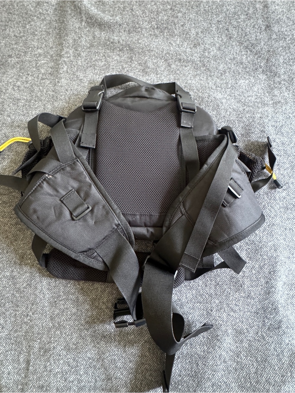 Mountainsmith Black and Yellow hip pack - Picture 5 of 6